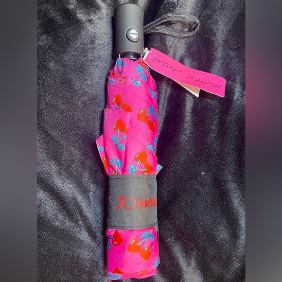 🍒🩷BETSEY JOHNSON Heart Cherries Automatic 42" Umbrella🩷🍒NWT - Picture 3 of 8